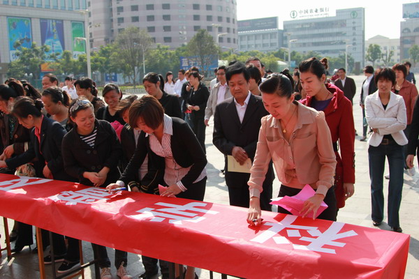 ���쵼��������ҵ�����幤�̻������μ�&ldquo;��ѧ�ռ������ҹ�����&rdquo;ǩ���