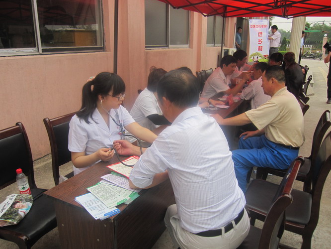 Ϊ����Ⱥ�ڽ��н�������