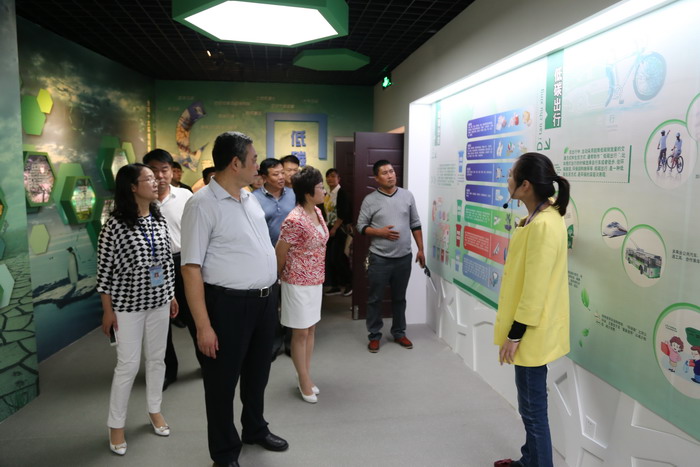 参观跃进社区科普馆