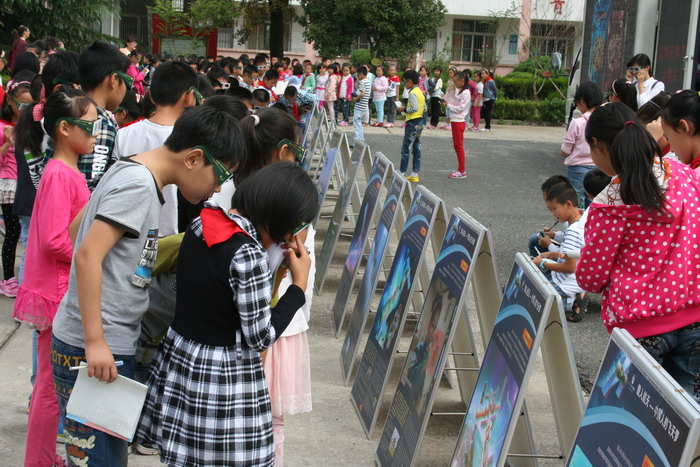 学生认真参观3D科普展板