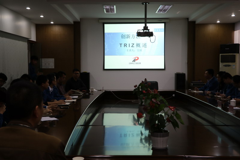 5��18�����磬�п�Э����к��������������޹�˾��ҵ�Ƽ���Ա������ר�������Ͼ�������ѧ��������Ϊ����ȫ�弼����Ա����TRIZ�������·�����ר����ѵ����˾ȫ�弼����Ա����ظ��ܣ���ҵ��Э���鳤���п�Э�ֹܸ����˵�60���˲μ��˴˴���ѵ�������ڴӺ�ν���¡����˴��¡���δ��������������֣�����ҽ���һ��ȫ���綼��ʵ���ĸ�Ч�Ĵ��·�����TRIZ������ TRIZ��������TRIZ��������ϵ��TRIZ�ĺ���˼���Լ�TRIZ��Ӧ�ü���չ�ȼ�������չ���������ϸ�½�����TRIZ�����ۺ���ط���������ϵͳ�����ۣ�������ϸ�İ������������ֳ��Ļ������ڿ����������ǿ����ѵ����������ձ鷴ӳ�����ջ񣬺���������Ϊ������ҵ�ĿƼ����������뷢չǱ���ṩ����˼·���·������յ�������Ч����