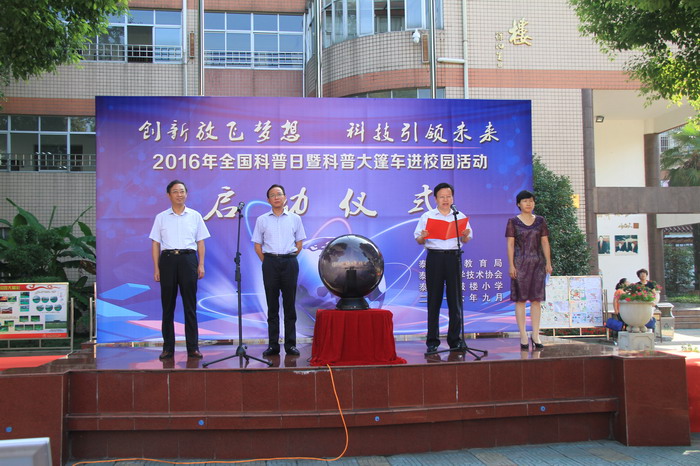 ���մ��񳵽�У԰�������ʽ�ֳ�