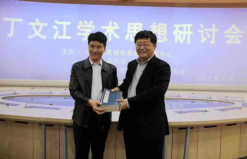 地质文献中心副主任单昌昊向泰兴市政协主席、泰兴市丁文江研究会会长丁亚捐赠文献资料