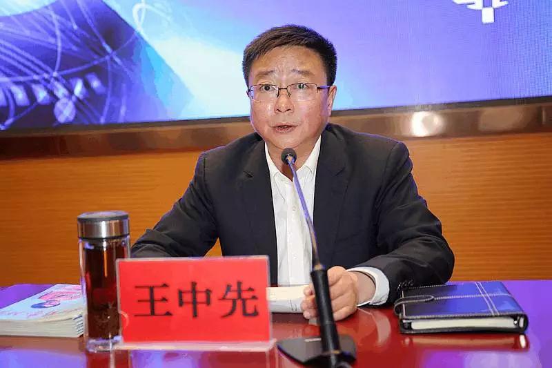 市人大副主任、泰兴中学校长王中先出席报告会