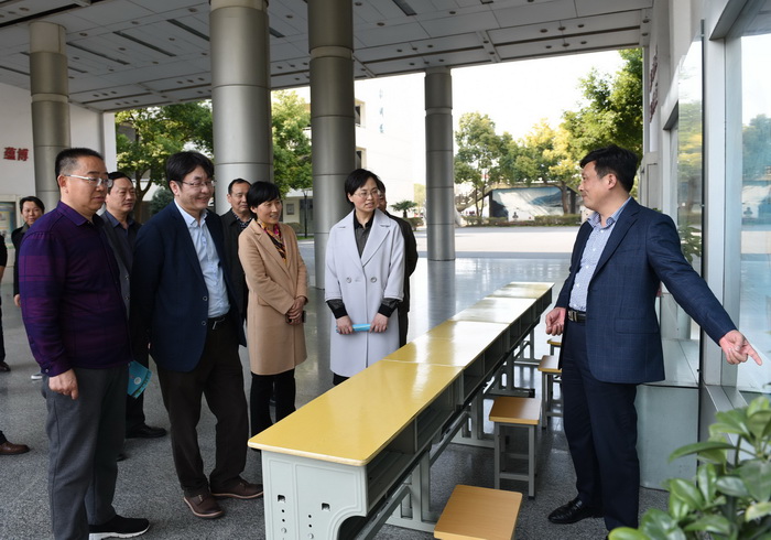 实地了解襟江小学科技教育工作情况