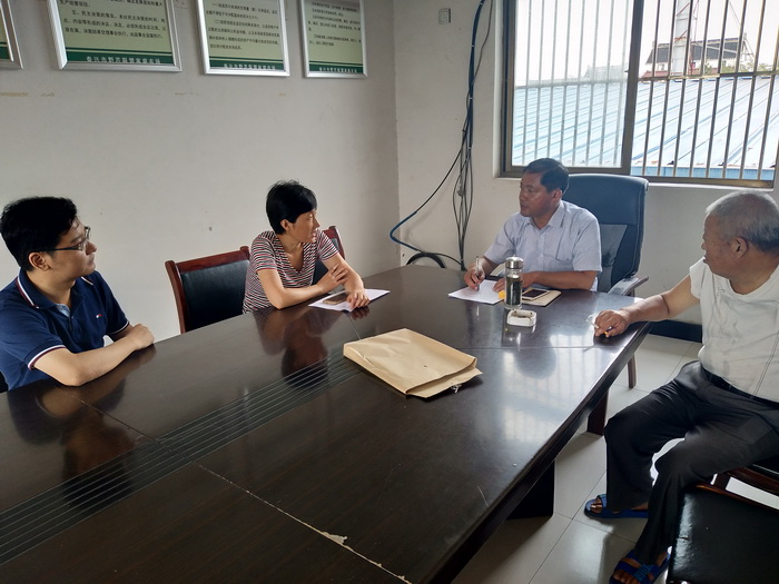 和村委会负责人共商“人居环境整治”难题