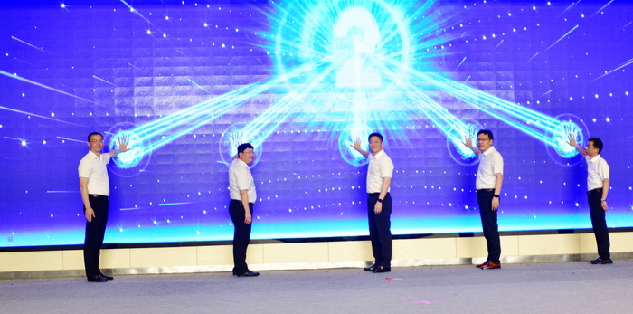 市委副书记、市委统战部长(中)与宣传部、教育局、泰中、科协负责同志共同启动启动“院士墙进校园”活动