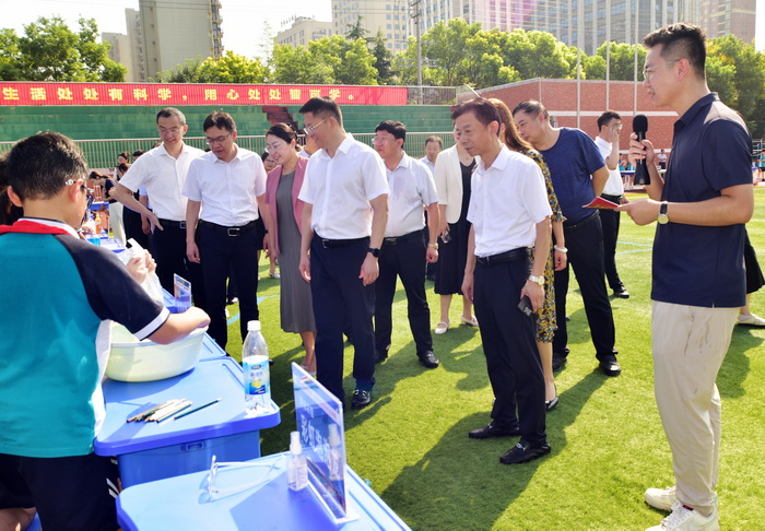 参观 青少年科学制作成果展