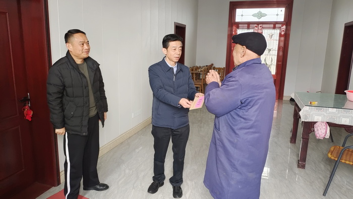 走访慰问困难群众