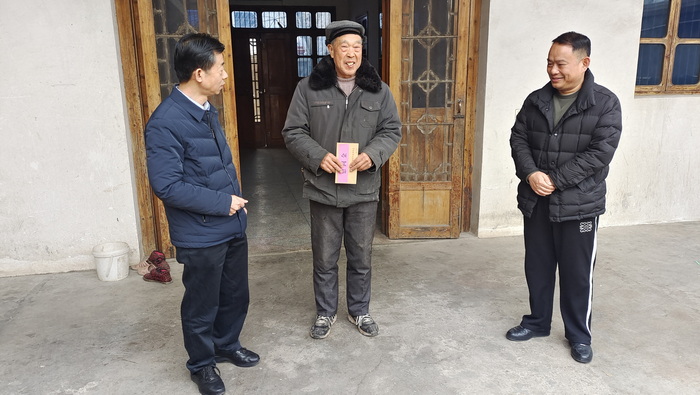 走访慰问困难党员