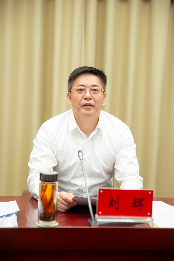 ��ί��������Գ�ϯ���鲢����